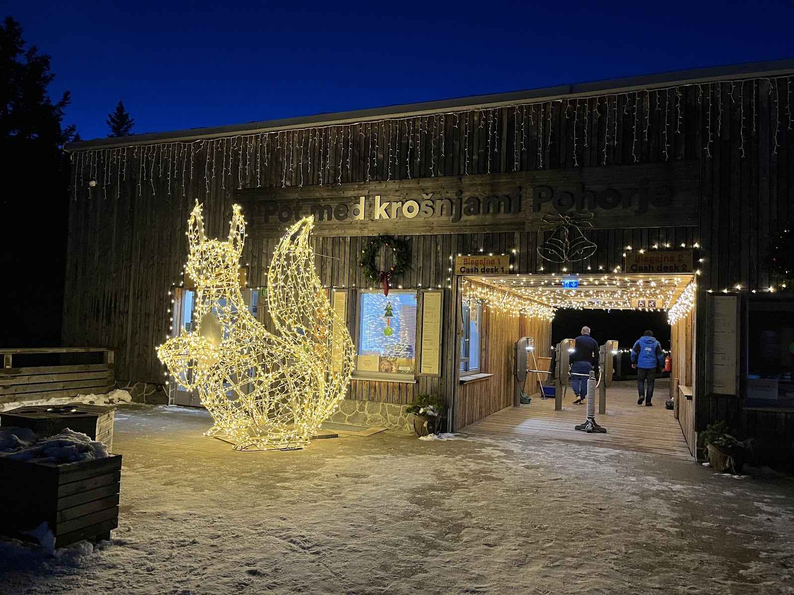 Osvetljena svetlobna veverica pred vhodom na Pot med krošnjami Pohorje na Rogli.